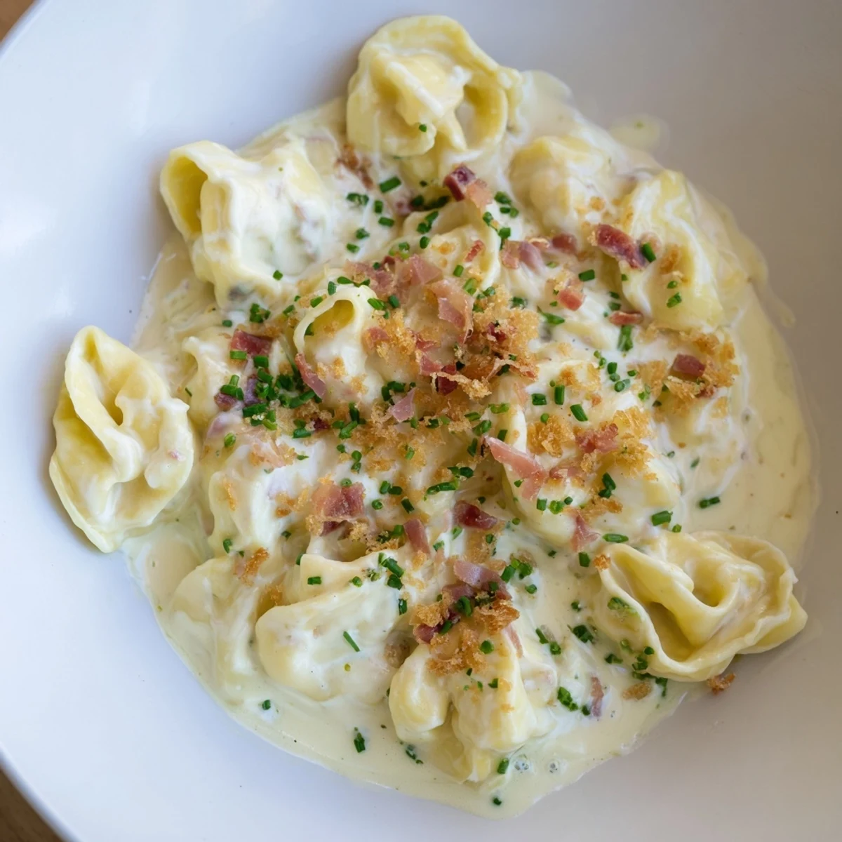 Creamy Cottage Cheese Mac and Cheese: a comforting bowl topped with chives, ready to eat.